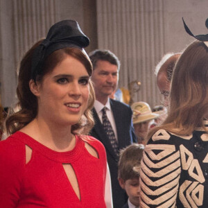 La princesse Eugenie d'York et la princesse Beatrice d'York à la messe en la cathédrale Saint-Paul de Londres pour le 90e anniversaire de la reine Elizabeth II, le 10 juin 2016.