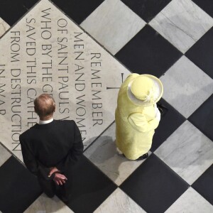 La reine Elizabeth II à son arrivée avec son mari le prince Philip à la cathédrale Saint-Paul de Londres pour la messe en l'honneur de son 90e anniversaire, le 10 juin 2016.