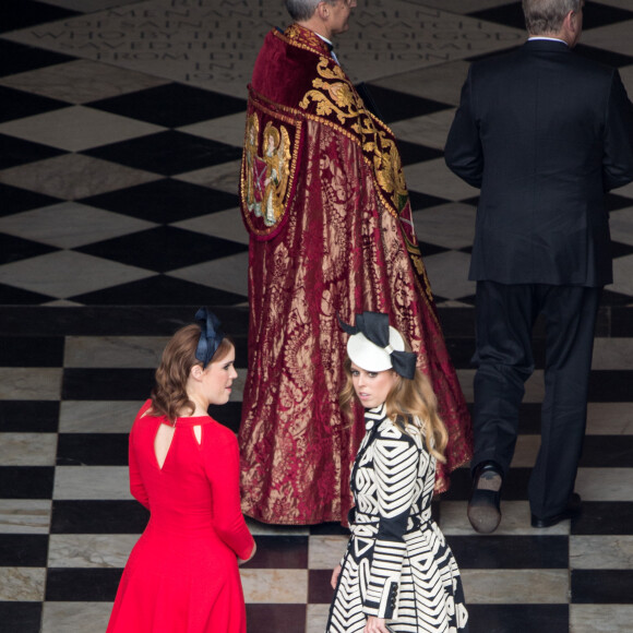 La princesse Eugenie d'York et la princesse Beatrice d'York à la messe en la cathédrale Saint-Paul de Londres pour le 90e anniversaire de la reine Elizabeth II, le 10 juin 2016.