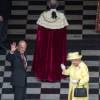 La reine Elizabeth II à son arrivée avec son mari le prince Philip à la cathédrale Saint-Paul de Londres pour la messe en l'honneur de son 90e anniversaire, le 10 juin 2016.