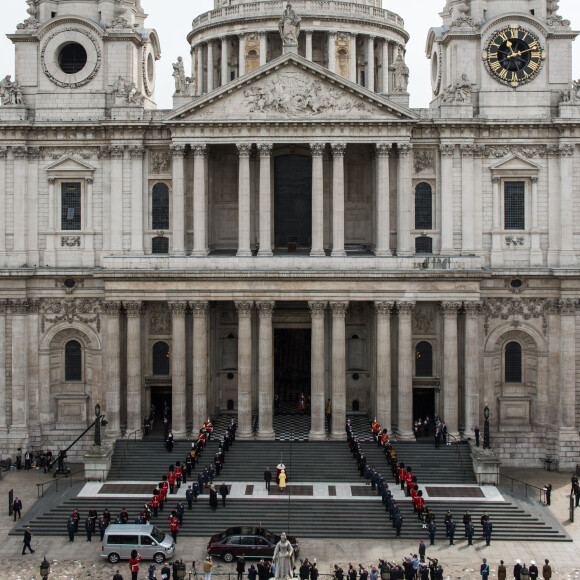 La reine Elizabeth II à son arrivée avec son mari le prince Philip à la cathédrale Saint-Paul de Londres pour la messe en l'honneur de son 90e anniversaire, le 10 juin 2016.