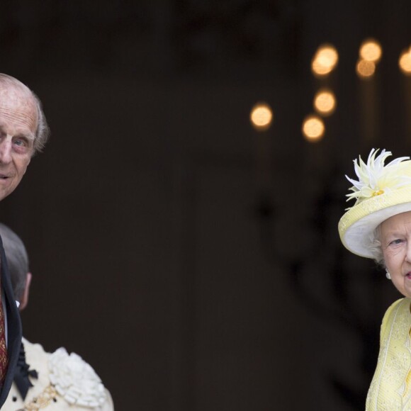 La reine Elizabeth II à son arrivée avec son mari le prince Philip à la cathédrale Saint-Paul de Londres pour la messe en l'honneur de son 90e anniversaire, le 10 juin 2016.