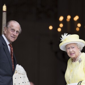 La reine Elizabeth II à son arrivée avec son mari le prince Philip à la cathédrale Saint-Paul de Londres pour la messe en l'honneur de son 90e anniversaire, le 10 juin 2016.