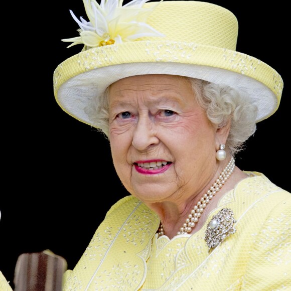 La reine Elizabeth II à son arrivée avec son mari le prince Philip à la cathédrale Saint-Paul de Londres pour la messe en l'honneur de son 90e anniversaire, le 10 juin 2016.