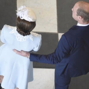 Le prince William prévenant avec son épouse la duchesse Catherine à la messe en la cathédrale Saint-Paul de Londres pour le 90e anniversaire de la reine Elizabeth II, le 10 juin 2016.