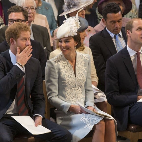 Le prince Harry, Kate Middleton et le prince William lors de la messe en la cathédrale St Paul pour le 90e anniversaire de la reine Elizabeth II à Londres le 10 juin 2016.