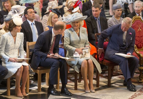 Kate Middleton, le prince William, Camilla Parker Bowles et le prince Charles lors de la messe en la cathédrale St Paul pour le 90e anniversaire de la reine Elizabeth II à Londres le 10 juin 2016.