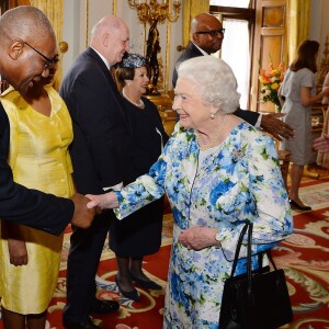 La reine Elizabeth II d'Angleterre salue Sir Rodney Williams, gouverneur général d'Antigua-et-Barbuda - Réception au Guidhall de Londres à la suite de la messe de l'anniversaire de la reine Elizabeth II le 10 juin 2016.