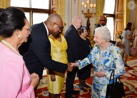 La reine Elizabeth II d'Angleterre salue Sir Rodney Williams, gouverneur général d'Antigua-et-Barbuda - Réception au Guidhall de Londres à la suite de la messe de l'anniversaire de la reine Elizabeth II le 10 juin 2016.