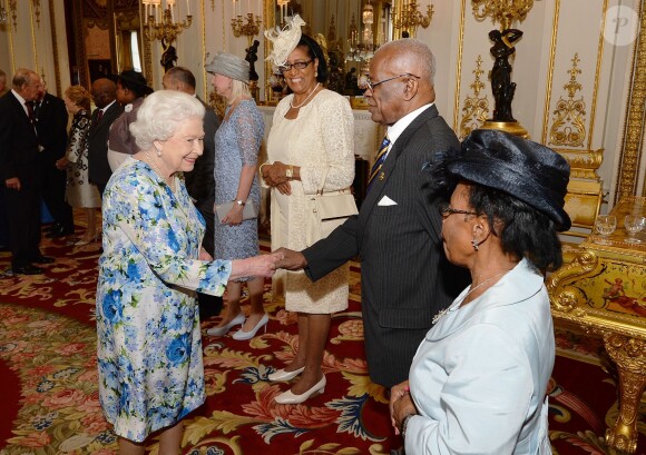 La reine Elizabeth II d'Angleterre salue Sir Elliott Belgrave, gouverneur général de La Barbade - Réception au Guidhall de Londres à la suite de la messe de l'anniversaire de la reine Elizabeth II le 10 juin 2016.