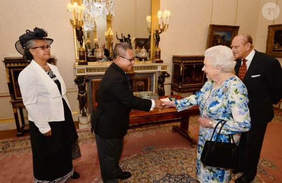 La reine Elizabeth II d'Angleterre salue Sir Iakoba Italeli, Gouverneur général des Tuvalu - Réception au Guidhall de Londres à la suite de la messe de l'anniversaire de la reine Elizabeth II le 10 juin 2016.