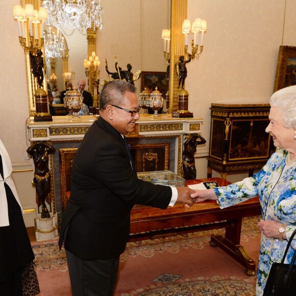 La reine Elizabeth II d'Angleterre salue Sir Iakoba Italeli, Gouverneur général des Tuvalu - Réception au Guidhall de Londres à la suite de la messe de l'anniversaire de la reine Elizabeth II le 10 juin 2016.