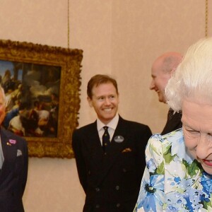 La reine Elizabeth II d'Angleterre et la réplique du canoë qu'elle a utilisé lors de sa visite à Tuvalu en 1982 - Réception au Guidhall de Londres à la suite de la messe de l'anniversaire de la reine Elizabeth II le 10 juin 2016.