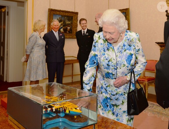 La reine Elizabeth II d'Angleterre et la réplique du canoë qu'elle a utilisé lors de sa visite à Tuvalu en 1982 - Réception au Guidhall de Londres à la suite de la messe de l'anniversaire de la reine Elizabeth II le 10 juin 2016.