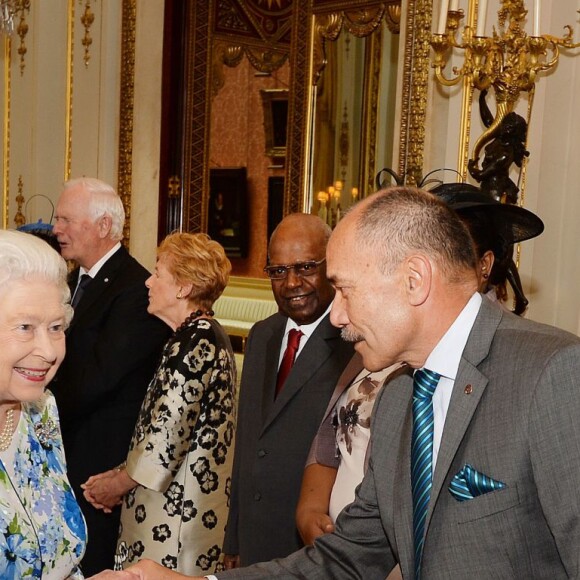 La reine Elizabeth II d'Angleterre salue Sir Jerry Mateparae, Gouverneur général de Nouvelle-Zélande - Réception au Guidhall de Londres à la suite de la messe de l'anniversaire de la reine Elizabeth II le 10 juin 2016.
