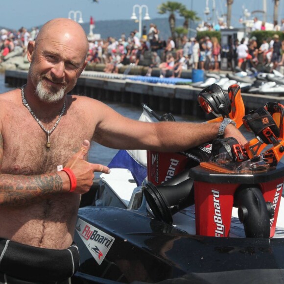 58 flyboardeurs internationaux étaient présents ce dimanche 14 juin 2015, à Cavalaire, pour battre un record du monde détenu par les Etats-Unis. Pari tenu pour Vincent Lagaf' et Francky Zapata, les organisateurs de cette manifestation "Brietling Flyboard Familiy" suivie par des milliers de spectateurs amassés dans le golfe de Saint-Tropez. Un sport en pleine ascension où il ne faut pas relacher la pression... le 14/06/2015