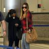 Khloe Kardashian arrive a l'aeroport de Los Angeles. Elle porte toujours sa bague de fiançailles malgre les rumeurs de rupture avec Lamar Odom , le 23 novembre 2013