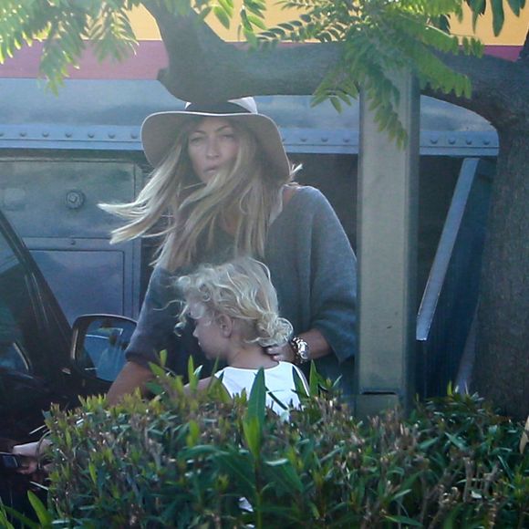 Exclusif - Rebecca Gayheart (la femme d'Eric Dane) avec sa fille Billie Beatrice sortent du "Carney's Famous Hot Dog Train" à Studio City, Los Angeles, le 9 juin 2016.
