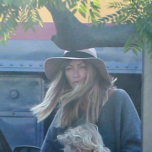 Exclusif - Rebecca Gayheart (la femme d'Eric Dane) avec sa fille Billie Beatrice sortent du "Carney's Famous Hot Dog Train" à Studio City, Los Angeles, le 9 juin 2016.