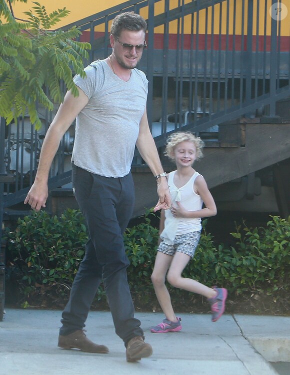 Exclusif - Eric Dane avec sa fille Billie Beatrice, sortent du "Carney's Famous Hot Dog Train" à Studio City, Los Angeles, le 9 juin 2016.
