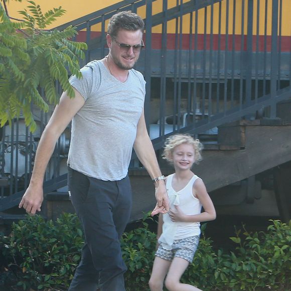 Exclusif - Eric Dane avec sa fille Billie Beatrice, sortent du "Carney's Famous Hot Dog Train" à Studio City, Los Angeles, le 9 juin 2016.
