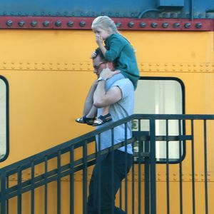 Exclusif - Eric Dane avec sa fille Georgia sortent du "Carney's Famous Hot Dog Train" à Studio City, Los Angeles, le 9 juin 2016.