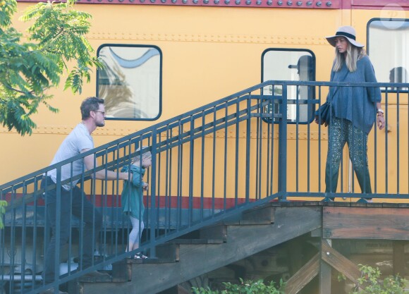 Exclusif - Eric Dane avec sa femme Rebecca Gayheart et leur fille Georgia, sortent du "Carney's Famous Hot Dog Train" à Studio City, Los Angeles, le 9 juin 2016