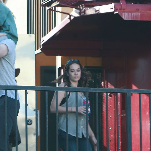 Exclusif - Eric Dane avec sa fille Georgia et la nounou, sortent du "Carney's Famous Hot Dog Train" à Studio City, Los Angeles, le 9 juin 2016.