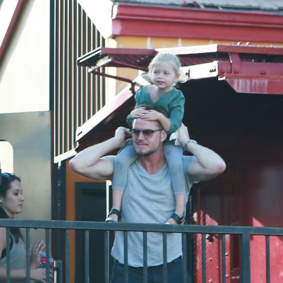 Exclusif - Eric Dane avec sa fille Georgia et la nounou, sortent du "Carney's Famous Hot Dog Train" à Studio City, Los Angeles, le 9 juin 2016.
