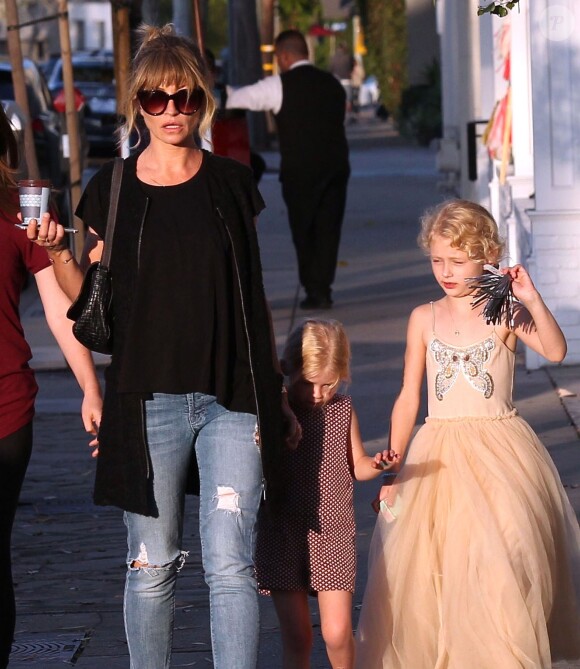 Exclusif - Rebecca Gayheart est allée diner au restaurant Fudge avec ses filles Billie et Georgia à West Hollywood, le 17 mai 2016