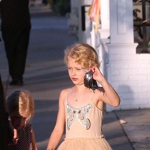 Exclusif - Rebecca Gayheart est allée diner au restaurant Fudge avec ses filles Billie et Georgia à West Hollywood, le 17 mai 2016