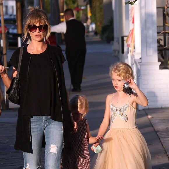 Exclusif - Rebecca Gayheart est allée diner au restaurant Fudge avec ses filles Billie et Georgia à West Hollywood, le 17 mai 2016