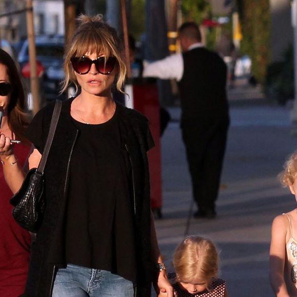 Exclusif - Rebecca Gayheart est allée diner au restaurant Fudge avec ses filles Billie et Georgia à West Hollywood, le 17 mai 2016
