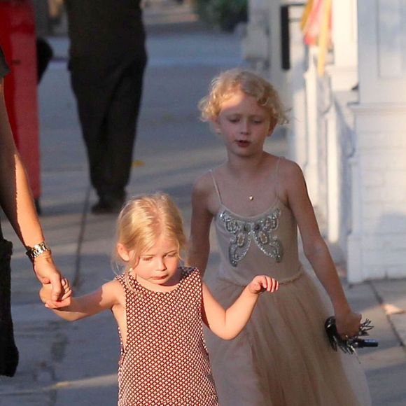 Exclusif - Rebecca Gayheart est allée diner au restaurant Fudge avec ses filles Billie et Georgia à West Hollywood, le 17 mai 2016