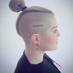 Kelly Osbourne s'est fait tatouer le crâne en hommage aux victimes de la tuerie d'Orlando. Photo publiée sur Instagram, le 14 avril 2016