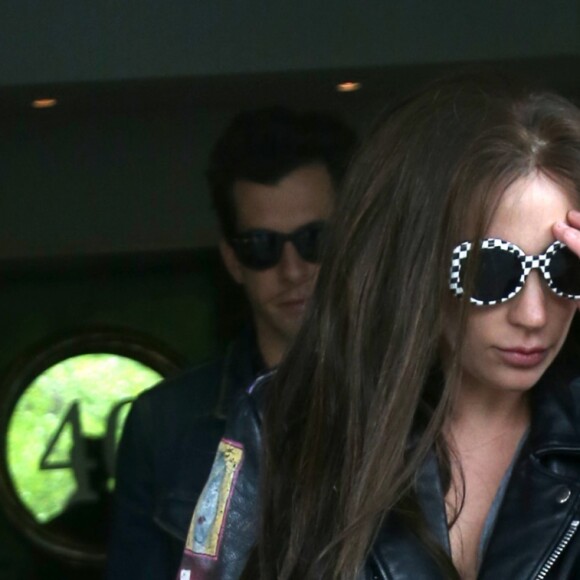 Lady Gaga a un bleu sur la cuisse alors qu'elle sort de son hôtel avec Mark Ronson à New York, le 5 mai 2016.