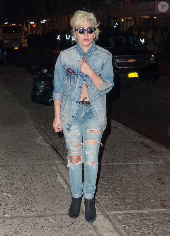 Exclusif - Lady Gaga se promène dans les rues de New York dans un jean lacéré qui laisse apparaitre un bleu sur sa cuisse le 3 mai 2016