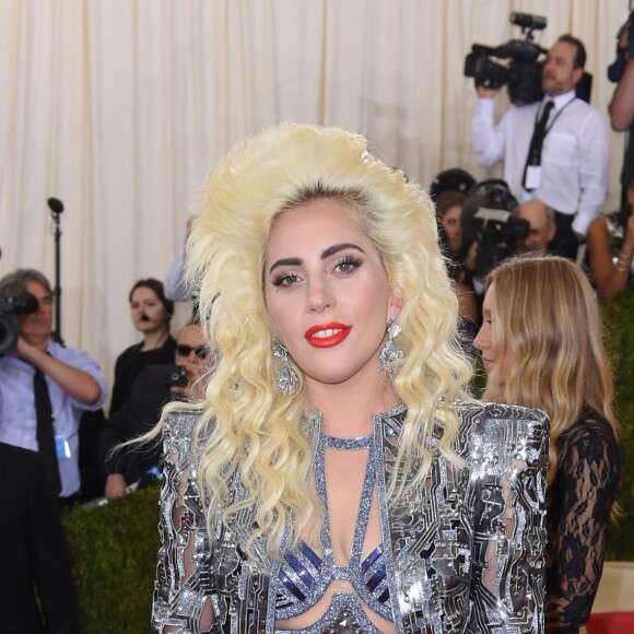 Lady Gaga à la Soirée Costume Institute Benefit Gala 2016 (Met Ball) sur le thème de "Manus x Machina" au Metropolitan Museum of Art à New York, le 2 mai 2016.