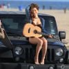 Shae Brock, guitare à la main, participe à une séance photo devant la jetée de Santa Monica avec le photographe Malachi Banales. Le 30 mai 2016.