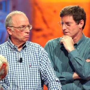 Jean-Michel Larqué et Thierry Roland le 10 avril 2002 sur le plateau du jeu Attention à la marche