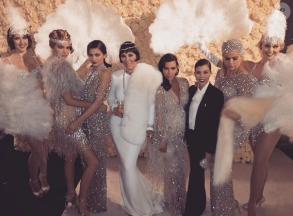 Les Kardashian-Jenner à l'anniversaire de Kris Jenner. Photo publiée le 7 novembre 2015.