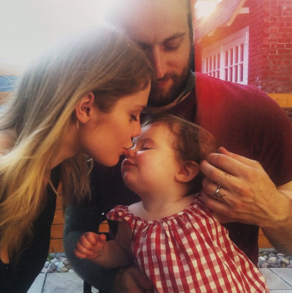 Beatrice Marin, son amoureux et leur fille Romy. Photo publiée sur le compte instagram de son mari, le tatouer Alex Peyrat.