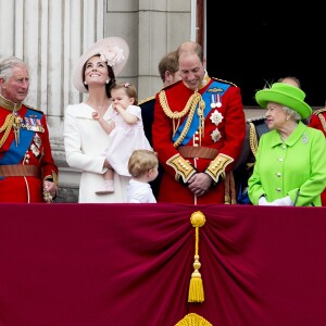 La famille royale britannique au balcon du palais de Buckingham le 11 juin 2016 lors de la parade Trooping the Colour. Le prince William s'est agenouillé auprès de son fils le prince George de Cambridge lors de la parade aérienne ; la reine Elizabeth II a rappelé son petit-fils à l'ordre, lui enjoignant de se relever.