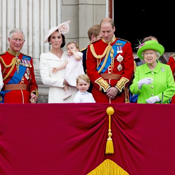 La famille royale britannique au balcon du palais de Buckingham le 11 juin 2016 lors de la parade Trooping the Colour. Le prince William s'est agenouillé auprès de son fils le prince George de Cambridge lors de la parade aérienne ; la reine Elizabeth II a rappelé son petit-fils à l'ordre, lui enjoignant de se relever.