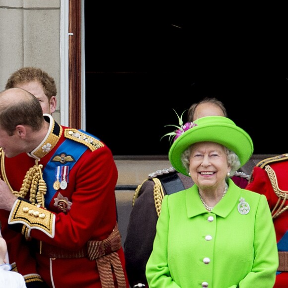 La famille royale britannique au balcon du palais de Buckingham le 11 juin 2016 lors de la parade Trooping the Colour. Le prince William s'est agenouillé auprès de son fils le prince George de Cambridge lors de la parade aérienne ; la reine Elizabeth II a rappelé son petit-fils à l'ordre, lui enjoignant de se relever.