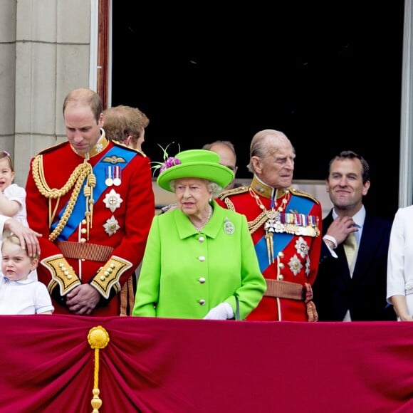 La famille royale britannique au balcon du palais de Buckingham le 11 juin 2016 lors de la parade Trooping the Colour. Le prince William s'est agenouillé auprès de son fils le prince George de Cambridge lors de la parade aérienne ; la reine Elizabeth II a rappelé son petit-fils à l'ordre, lui enjoignant de se relever.