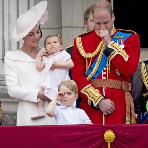 La famille royale britannique au balcon du palais de Buckingham le 11 juin 2016 lors de la parade Trooping the Colour. Le prince William s'est agenouillé auprès de son fils le prince George de Cambridge lors de la parade aérienne ; la reine Elizabeth II a rappelé son petit-fils à l'ordre, lui enjoignant de se relever.