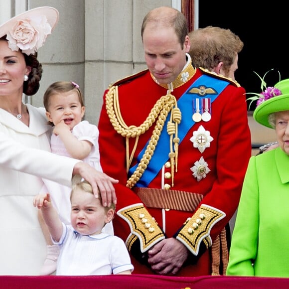 La famille royale britannique au balcon du palais de Buckingham le 11 juin 2016 lors de la parade Trooping the Colour. Le prince William s'est agenouillé auprès de son fils le prince George de Cambridge lors de la parade aérienne ; la reine Elizabeth II a rappelé son petit-fils à l'ordre, lui enjoignant de se relever.