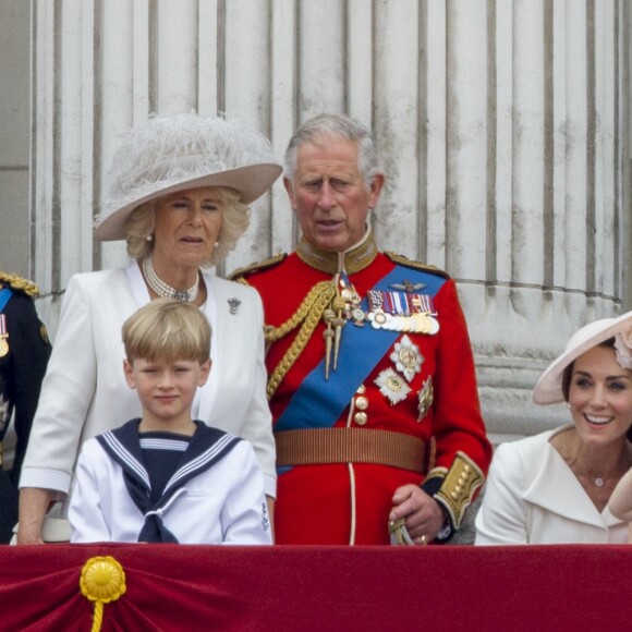 La famille royale britannique au balcon du palais de Buckingham le 11 juin 2016 lors de la parade Trooping the Colour. Le prince William s'est agenouillé auprès de son fils le prince George de Cambridge lors de la parade aérienne ; la reine Elizabeth II a rappelé son petit-fils à l'ordre, lui enjoignant de se relever.