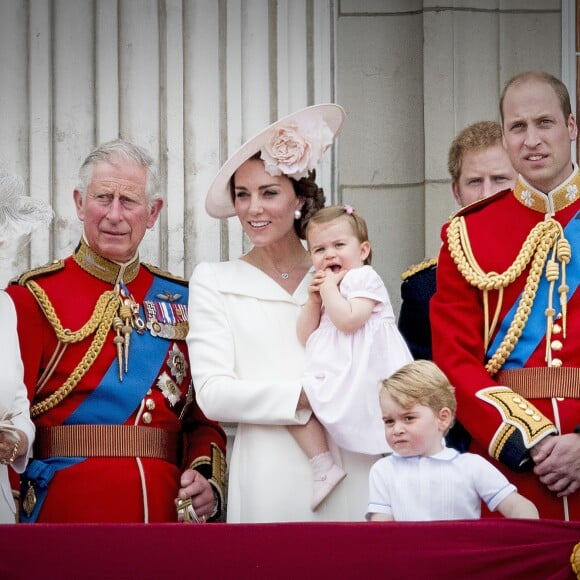 La famille royale britannique au balcon du palais de Buckingham le 11 juin 2016 lors de la parade Trooping the Colour. Le prince William s'est agenouillé auprès de son fils le prince George de Cambridge lors de la parade aérienne ; la reine Elizabeth II a rappelé son petit-fils à l'ordre, lui enjoignant de se relever.